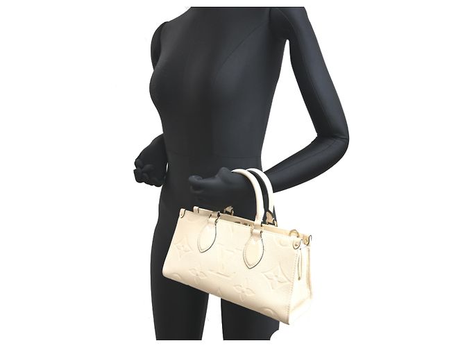 Borsa a tracolla Louis Vuitton OnTheGo EW Cream Crudo - vista 9