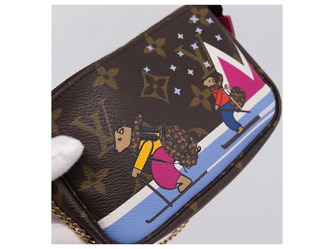LOUIS VUITTON Monogram Ski Bear Mini Pochette Accessoires M67769 LV Auth 203222M Monograma - vista 19