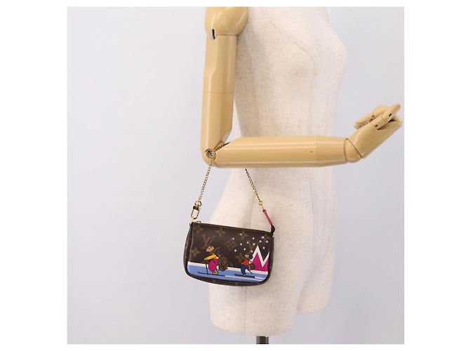 LOUIS VUITTON Monogram Ski Bear Mini Pochette Accessoires M67769 LV Auth 203222M Monograma - vista 23