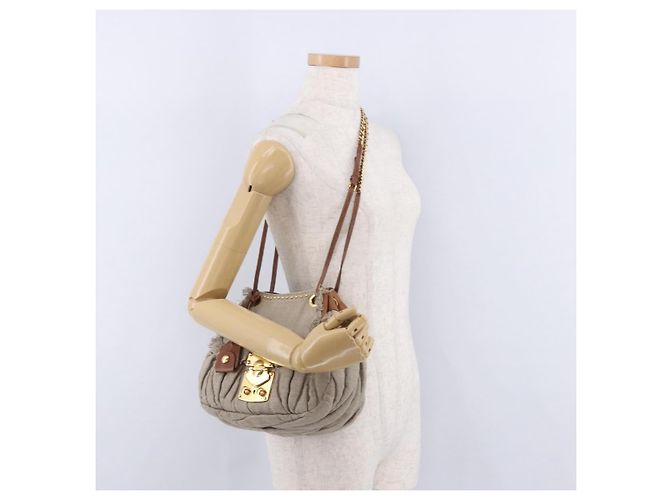 Borsa a tracolla Miu Miu Matelassé con catena in tela beige e oro Auth 202216V - vista 27