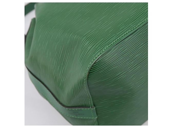 Borsa a tracolla LOUIS VUITTON Epi Petit Noe Verde M44104 LV Auth 201395V - vista 15