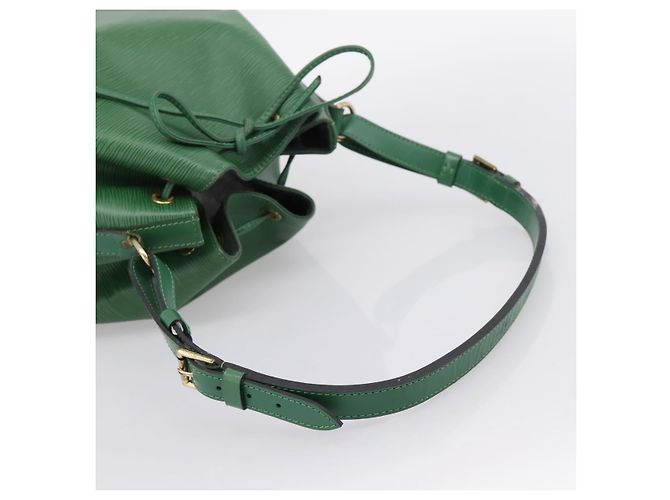 Borsa a tracolla LOUIS VUITTON Epi Petit Noe Verde M44104 LV Auth 201395V - vista 7