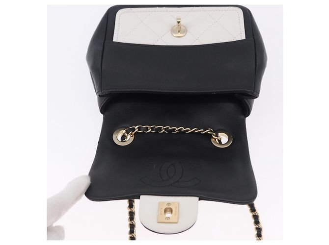 Bolsa de Ombro CHANEL Matelasse com Corrente em Pele de Cordeiro Preta e Ouro CC Auth 202464SAM Preto Dourado - vista 10