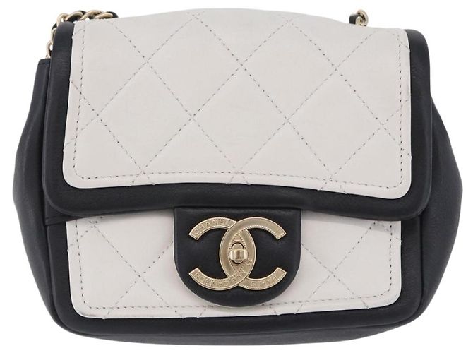 Bolsa de Ombro CHANEL Matelasse com Corrente em Pele de Cordeiro Preta e Ouro CC Auth 202464SAM Preto Dourado - vista 13