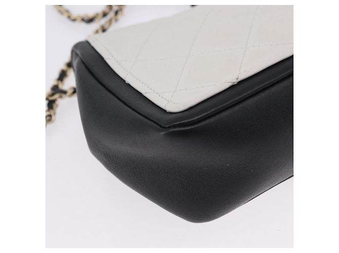 Bolsa de Ombro CHANEL Matelasse com Corrente em Pele de Cordeiro Preta e Ouro CC Auth 202464SAM Preto Dourado - vista 16