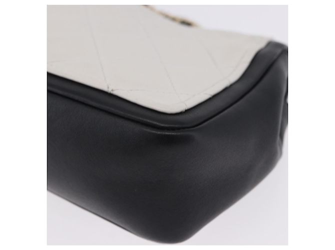 Bolsa de Ombro CHANEL Matelasse com Corrente em Pele de Cordeiro Preta e Ouro CC Auth 202464SAM Preto Dourado - vista 17