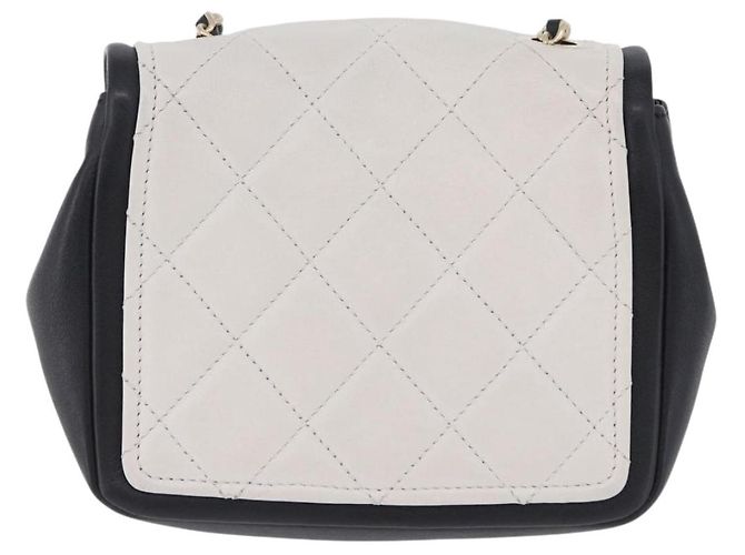 Bolsa de Ombro CHANEL Matelasse com Corrente em Pele de Cordeiro Preta e Ouro CC Auth 202464SAM Preto Dourado - vista 2