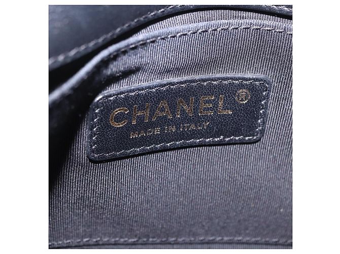 Bolsa de Ombro CHANEL Matelasse com Corrente em Pele de Cordeiro Preta e Ouro CC Auth 202464SAM Preto Dourado - vista 22