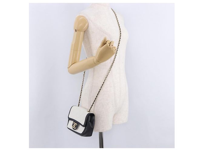 Bolsa de Ombro CHANEL Matelasse com Corrente em Pele de Cordeiro Preta e Ouro CC Auth 202464SAM Preto Dourado - vista 26