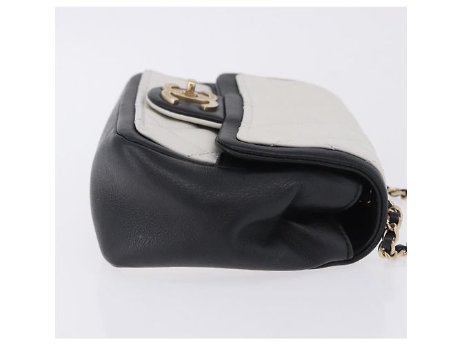 Bolsa de Ombro CHANEL Matelasse com Corrente em Pele de Cordeiro Preta e Ouro CC Auth 202464SAM Preto Dourado - vista 3