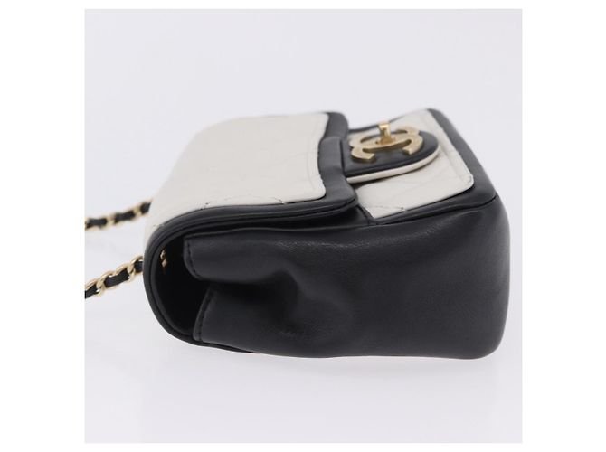 Bolsa de Ombro CHANEL Matelasse com Corrente em Pele de Cordeiro Preta e Ouro CC Auth 202464SAM Preto Dourado - vista 4