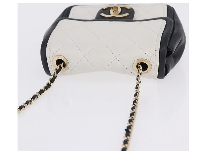 Bolsa de Ombro CHANEL Matelasse com Corrente em Pele de Cordeiro Preta e Ouro CC Auth 202464SAM Preto Dourado - vista 6