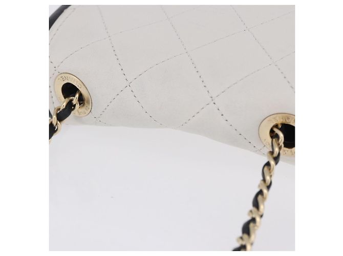 Bolsa de Ombro CHANEL Matelasse com Corrente em Pele de Cordeiro Preta e Ouro CC Auth 202464SAM Preto Dourado - vista 7