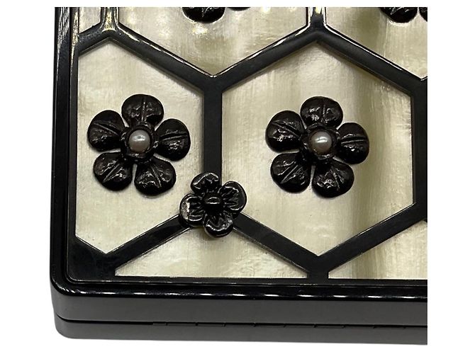 Borsa a pochette Chanel in Lucite nera / crema decorata con camelia e perle con tracolla a catena Nero - vista 13