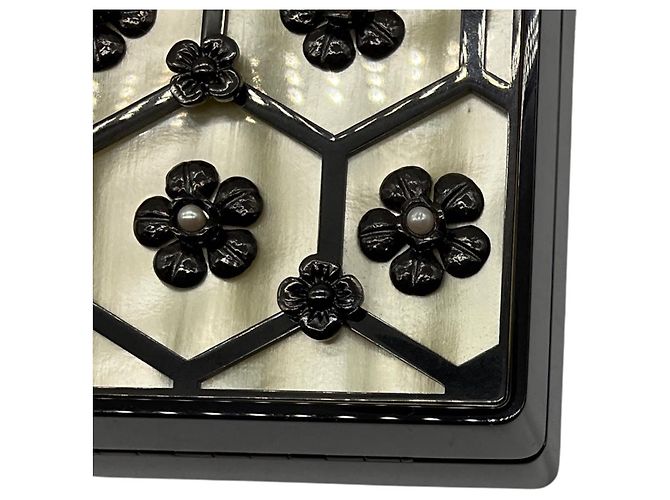 Borsa a pochette Chanel in Lucite nera / crema decorata con camelia e perle con tracolla a catena Nero - vista 14