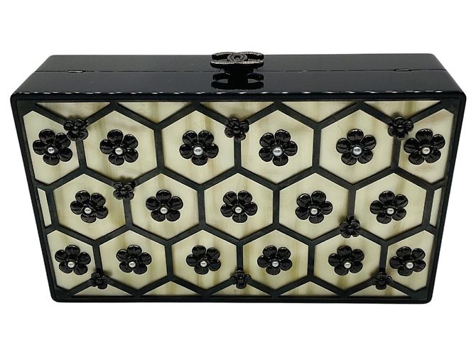 Borsa a pochette Chanel in Lucite nera / crema decorata con camelia e perle con tracolla a catena Nero - vista 2