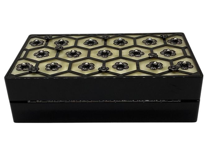 Borsa a pochette Chanel in Lucite nera / crema decorata con camelia e perle con tracolla a catena Nero - vista 5
