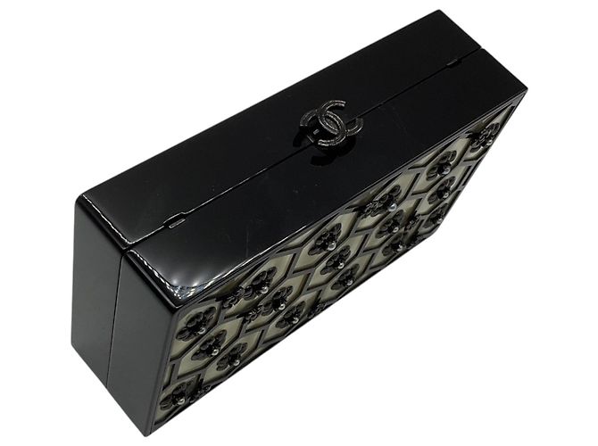 Borsa a pochette Chanel in Lucite nera / crema decorata con camelia e perle con tracolla a catena Nero - vista 6
