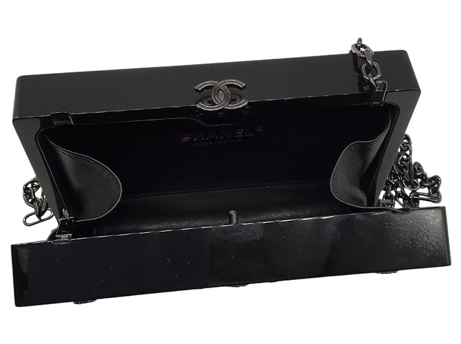 Borsa a pochette Chanel in Lucite nera / crema decorata con camelia e perle con tracolla a catena Nero - vista 7