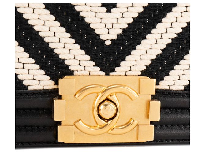 CHANEL - Borsa a tracolla Boy Chanel in tela chevron beige e nera Nero - vista 5