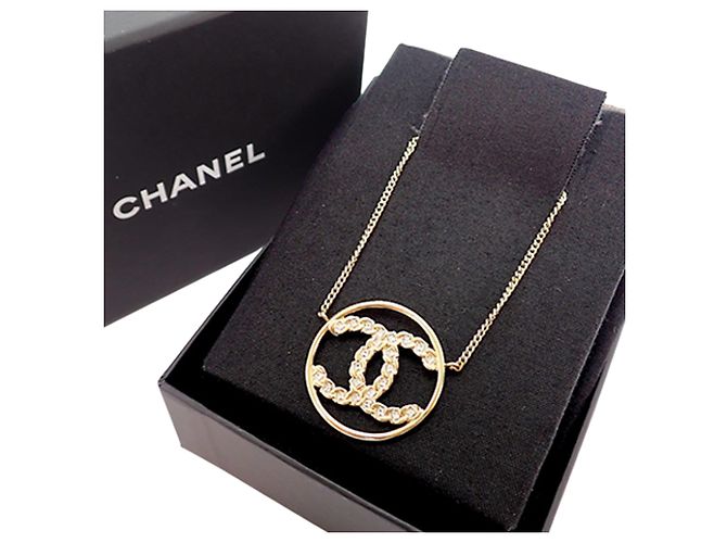 Collana con pendente rotondo Chanel CC placcato oro e strass D'oro - vista 12