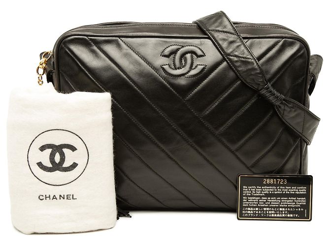 Borsa a tracolla Chanel CC Chevron in pelle d'agnello nera con nappina Nero - vista 6