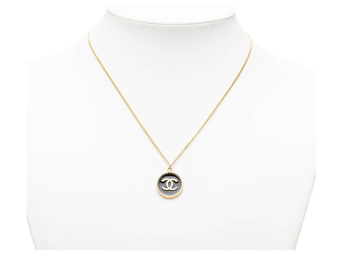 Collana con pendente rotondo Chanel CC nera placcata oro e smalto Nero - vista 5