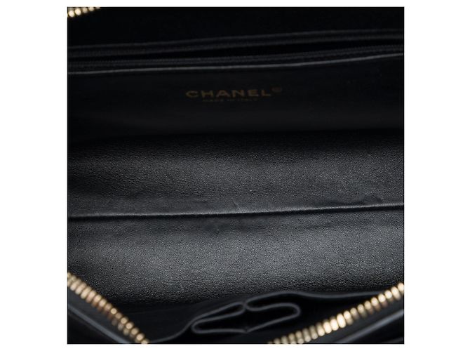 Borsa a tracolla Chanel CC Chevron in pelle di vitello con medaglia, nera Nero - vista 4