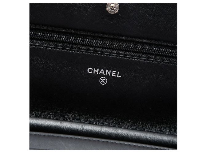 Borsa a tracolla Chanel CC Embossed Lambskin Camellia Wallet On Chain Nera Nero - vista 5