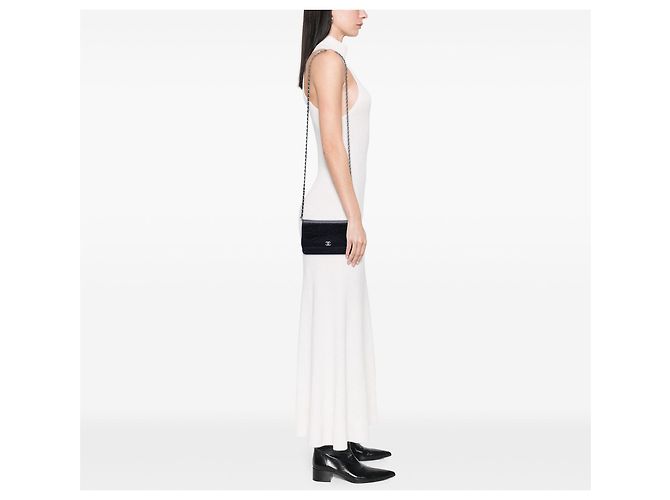Borsa a tracolla Chanel CC Embossed Lambskin Camellia Wallet On Chain Nera Nero - vista 6