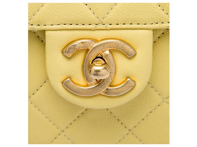 Borsa a tracolla Chanel Small Quilted Lambskin Chic Pearls gialla Giallo - vista 5