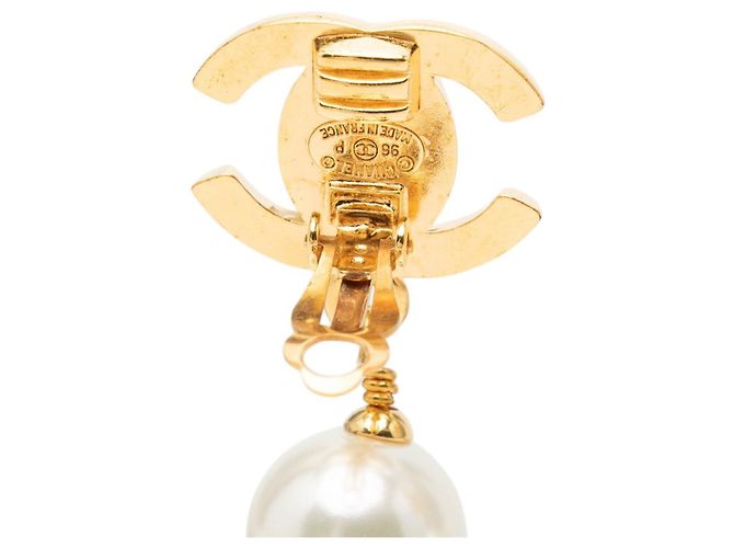 Orecchini a clip Chanel CC bianchi con perle sintetiche e chiusura girevole placcata oro Bianco - vista 3