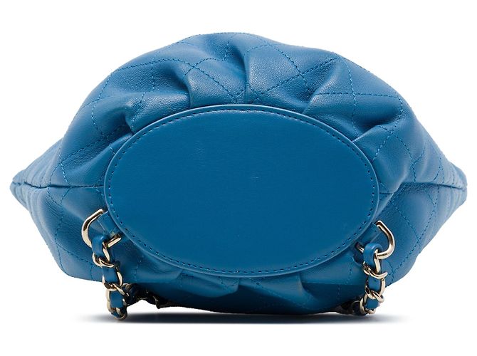 Blauer Chanel CC gesteppter Kalbsleder-Bucket-Rucksack - Ansicht 3