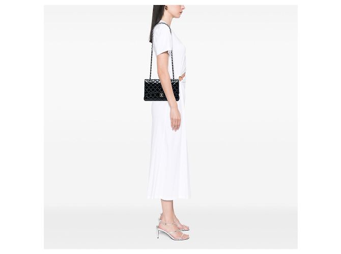 Borsa a tracolla Chanel Medium Classic Double Flap in vernice nera Nero - vista 5