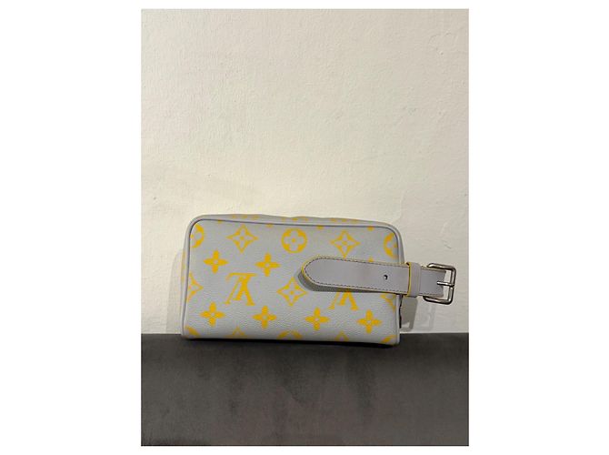 Necessaire Louis Vuitton Monogram Glow Locker Dopp Kit Amarelo Azul claro - vista 2