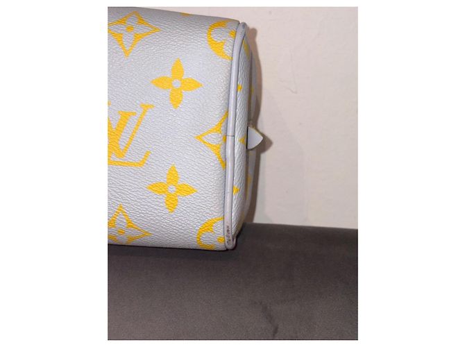 Necessaire Louis Vuitton Monogram Glow Locker Dopp Kit Amarelo Azul claro - vista 3