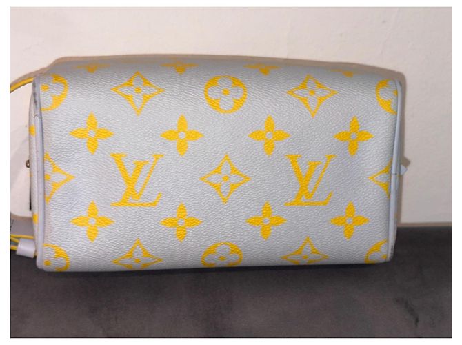 Necessaire Louis Vuitton Monogram Glow Locker Dopp Kit Amarelo Azul claro - vista 4