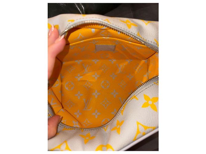 Necessaire Louis Vuitton Monogram Glow Locker Dopp Kit Amarelo Azul claro - vista 8