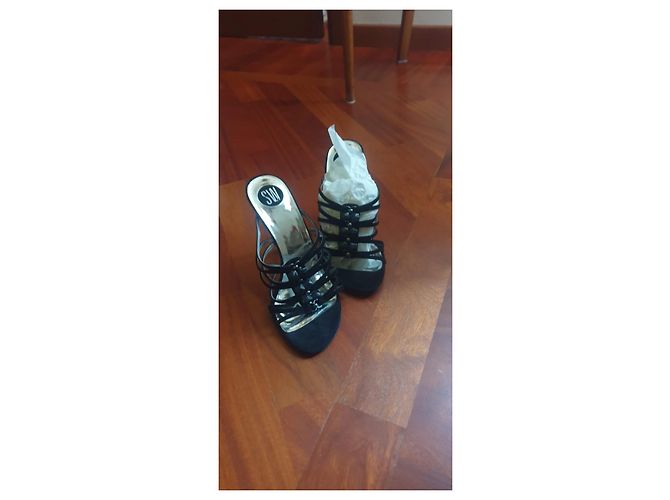 Sandali Stuart Weitzman neri in camoscio con strass Nero - vista 3