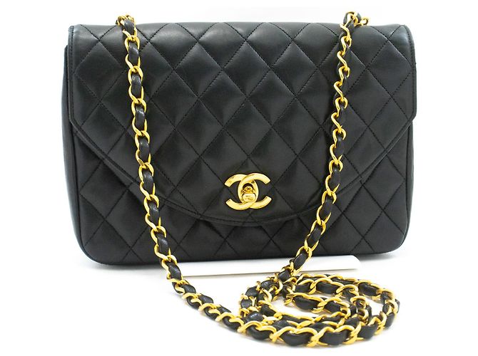 Bolsa de Ombro com Corrente Meia Lua CHANEL Tiracolo Preta Matelassê com Aba Preto - vista 2