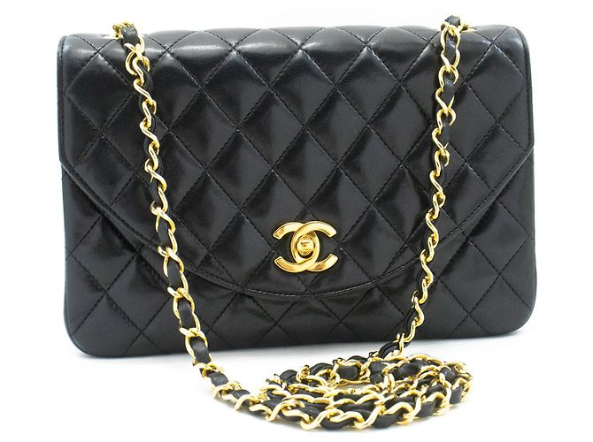 Bolsa de Ombro com Corrente Meia Lua CHANEL Tiracolo Preta Matelassê com Aba Preto - vista 2