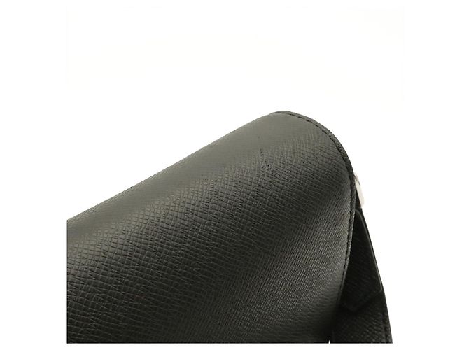 Borsa Messenger Louis Vuitton Taiga Romain PM Nero - vista 4