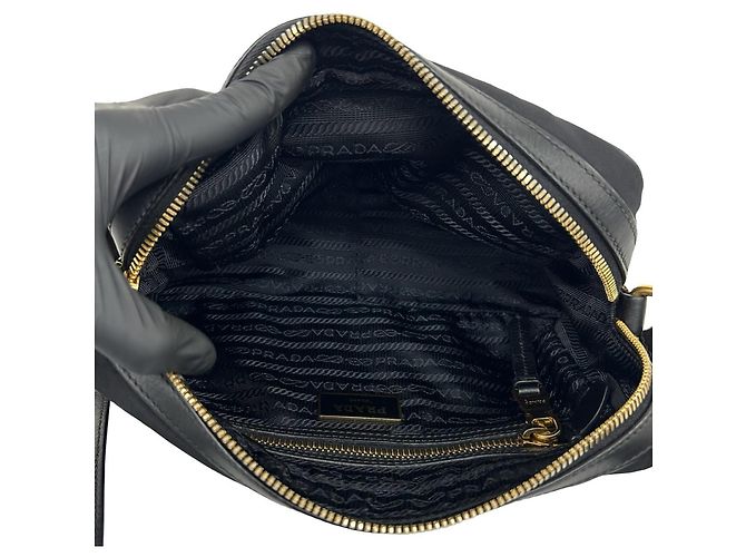Mini borsa a tracolla Prada in nero - vista 9