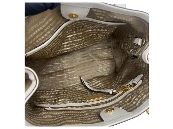 Mini borsa tote Prada in pelle e tela marrone e bianca Bianco - vista 9