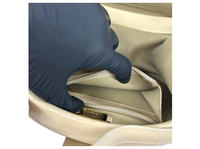Loewe Vintage Anagram Mini Schultertasche aus Leder Beige - Ansicht 10