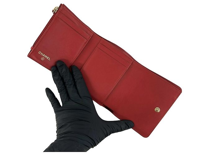 Cartera tri-fold Chanel de piel de becerro granulada roja - vista 7