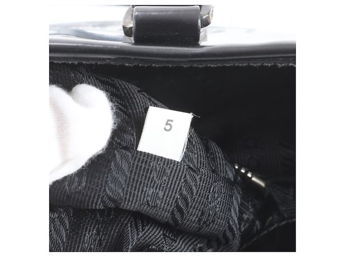 Tote Sac cabas en cuir Prada avec logo triangle Noir - vue 10