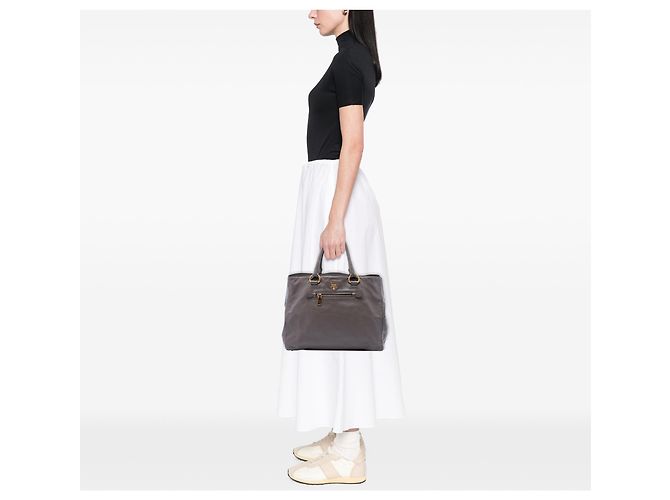 Prada Tote convertible aperto con zip anteriore in vitello morbido grigio Marrone - vista 6