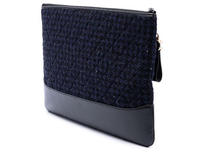 Clutch Chanel Gabrielle O Case in Tweed Blu e Vitello Ricamato, Large - vista 2