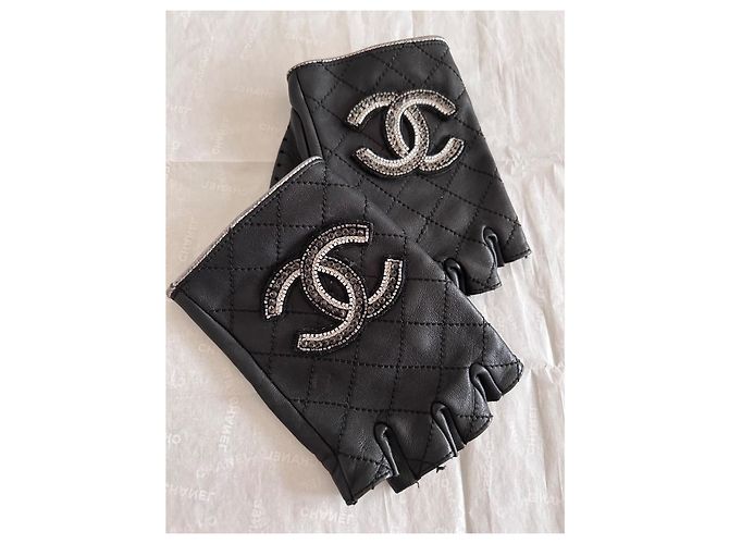 Chanel fingerlose Handschuhe aus schwarzem gestepptem Leder mit CC-Logo - Ansicht 6